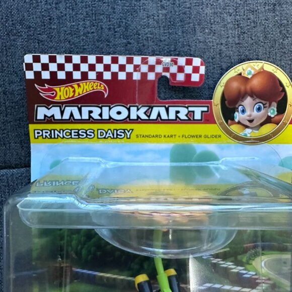 Hot Wheels Mario Kart Princess Daisy Standard Kart w/ Flower Glider 1:64 - Picture 5 of 6